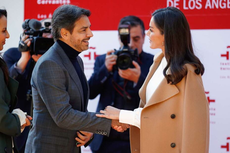 Eugenio Derbez reaparece tras accidente al lado de Letizia de España