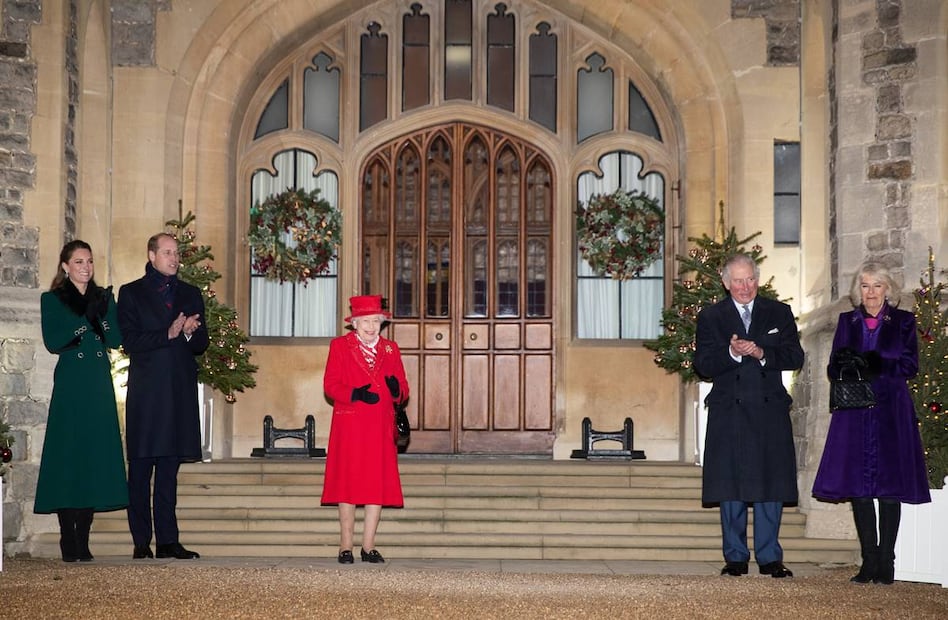 Kate y William regresan del tour real y la reina Isabel II los recibe con una gran sonrisa