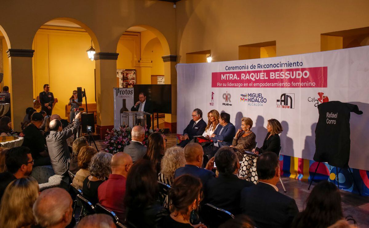 Reconocimiento a Raquel Bessudo / Foto: Esteban Torreblanca