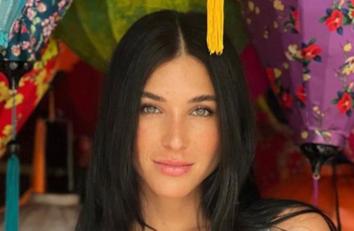 El sexy y asequible look 'total red' de Karla Laveaga, novia de Alejandro Fernández