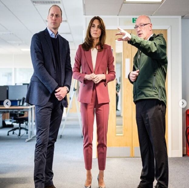 Catherine de Cambridge impacta en traje sastre rosa durante gira por coronavirus 