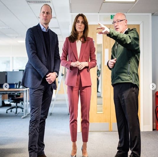 Catherine de Cambridge impacta en traje sastre rosa durante gira por coronavirus 