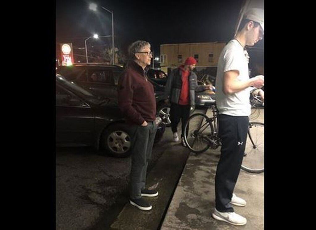 Captan a Bill Gates formado para compar una hamburguesa con papas fritas