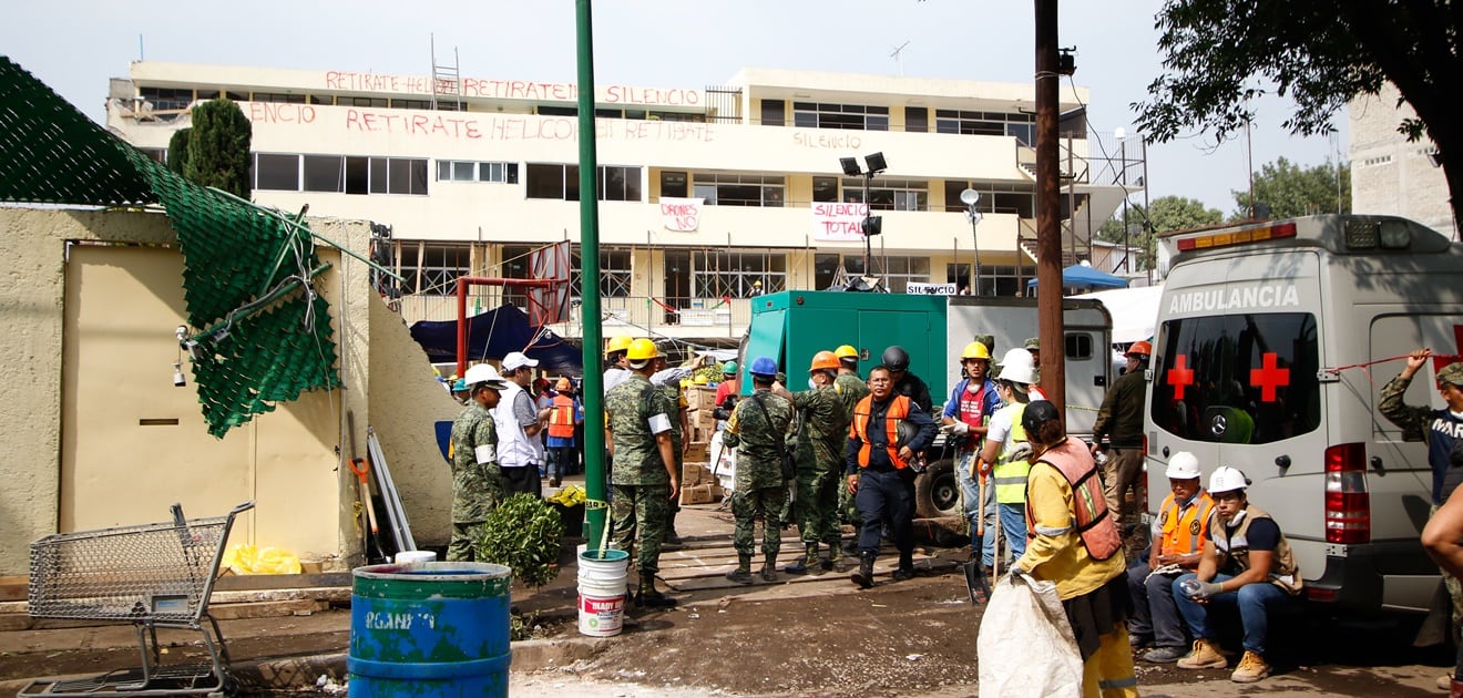 <p>La solidaridad es fundamental en estos momentos, por ello diversos planteles educativos recibirán a los niños del Colegio Enrique Rébsamen. (Fotos: EFE)</p>
