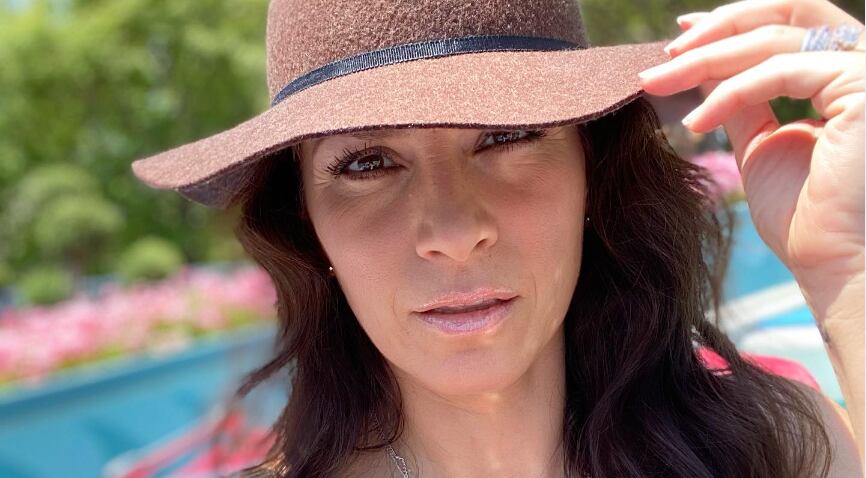 Alessandra Rosaldo salva el show, y a cantante de caída que pudo ser fatal