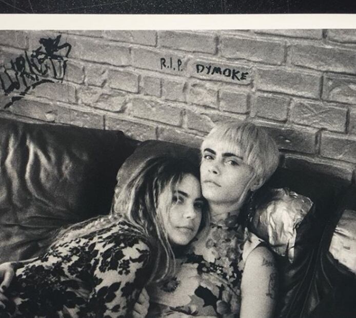 Cara Delevingne se desnuda y presume tatuaje como tributo a su novia Ashley Benson