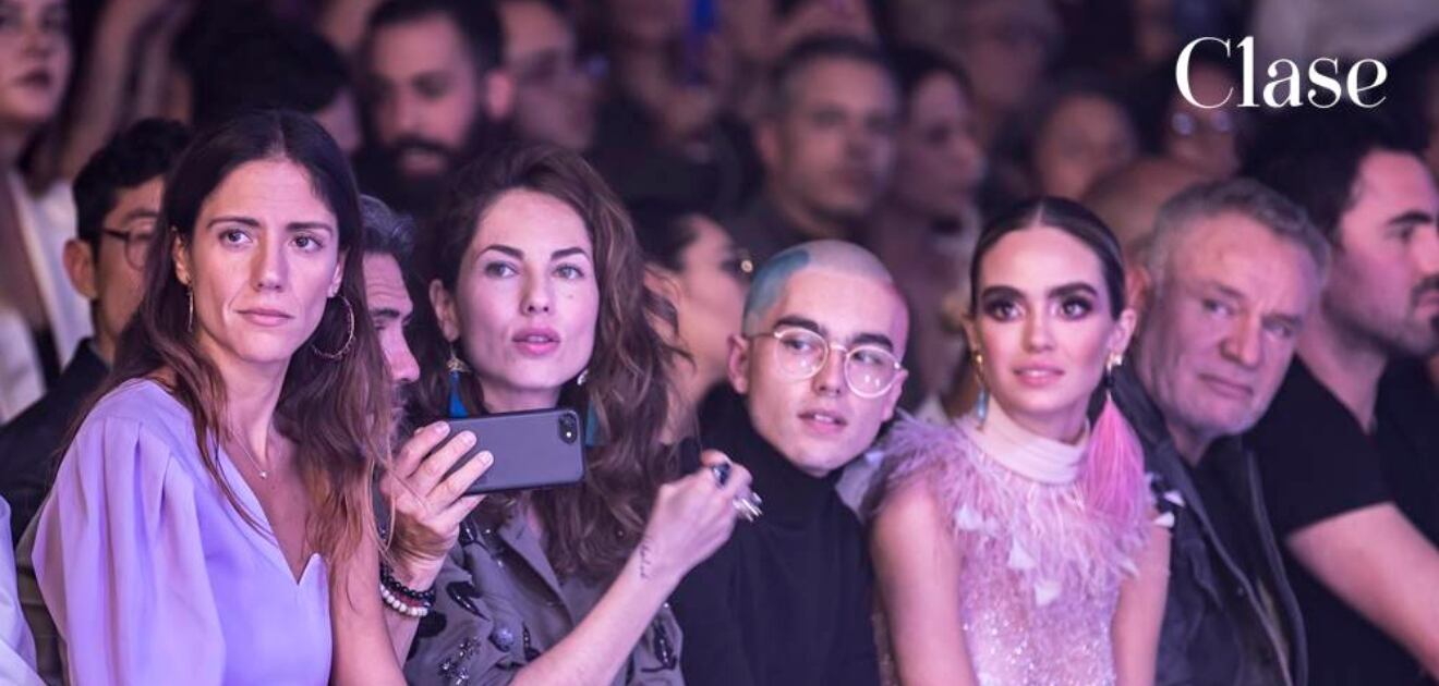 Bárbara Mori, Sergio Mayer y su novia Raquel Chaves en el desfile de Benito Santos