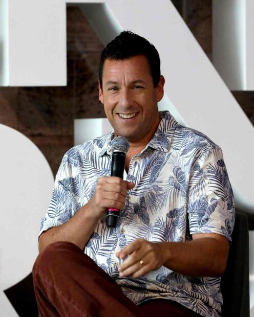 Adam Sandler es rechazado por mesera y el video en TikTok se hace viral