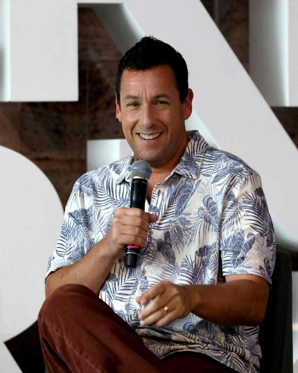 Adam Sandler es rechazado por mesera y el video en TikTok se hace viral