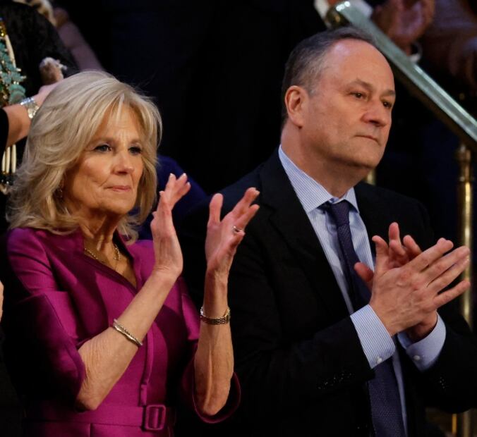Jill Biden y el esposo de la vicepresidenta Kamala Harris se besan en público