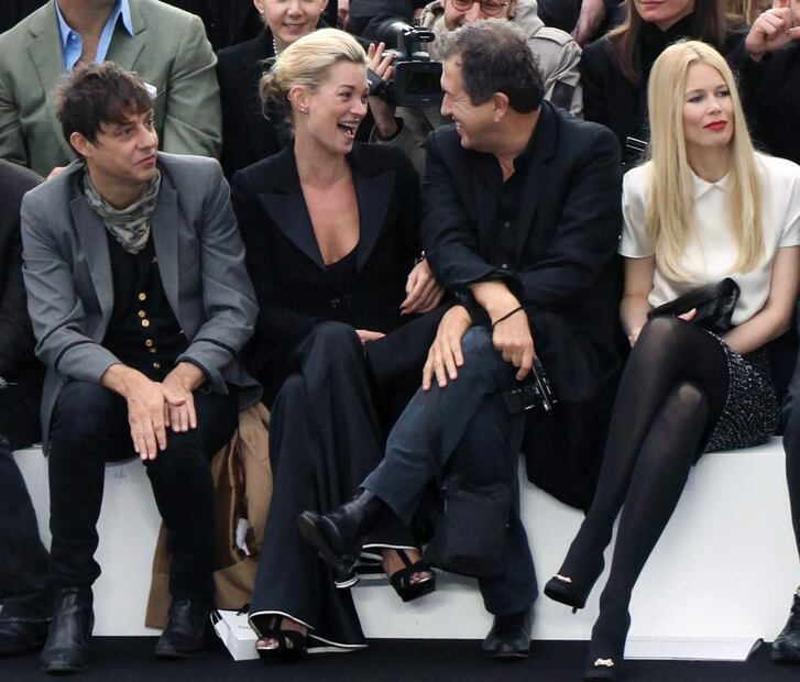 Claudia Schiffer celebra 51 años con una expo de fotografía de moda