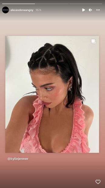 Kylie Jenner, bonita en rosa, luce romántico diseño de Alexander Wang