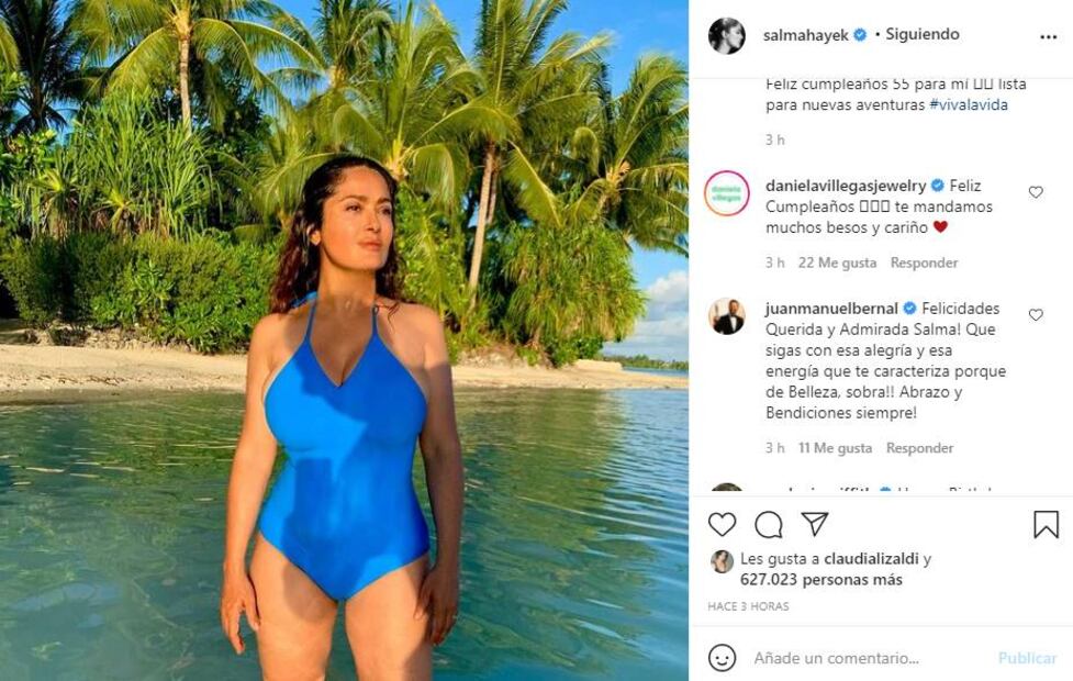 Salma Hayek cumple 55 años y lo festeja con una impactante foto en traje de baño azul