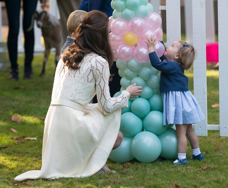 George y Charlotte roban cámara en Canadá