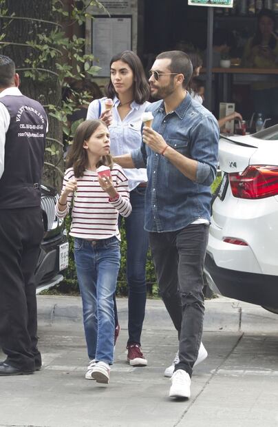 Gonzalo García Vivanco de paseo en Polanco con dos chicas desconocidas