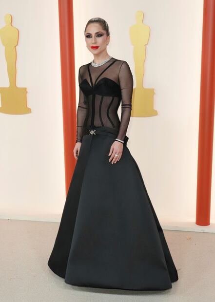Lady Gaga luce el mismo vestido corsetero Versace de Gigi Hadid para los Oscar 2023