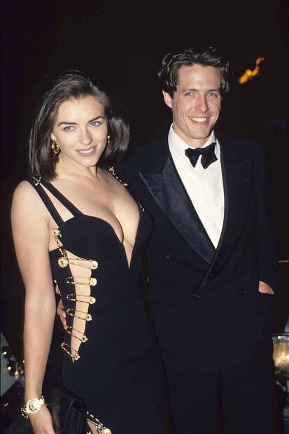 Elizabeth Hurley, celestial con un vestido dorado de Fendace
