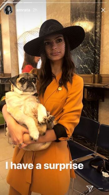 De amarillo y con sombrero: así se casó hoy Emily Ratajkowski