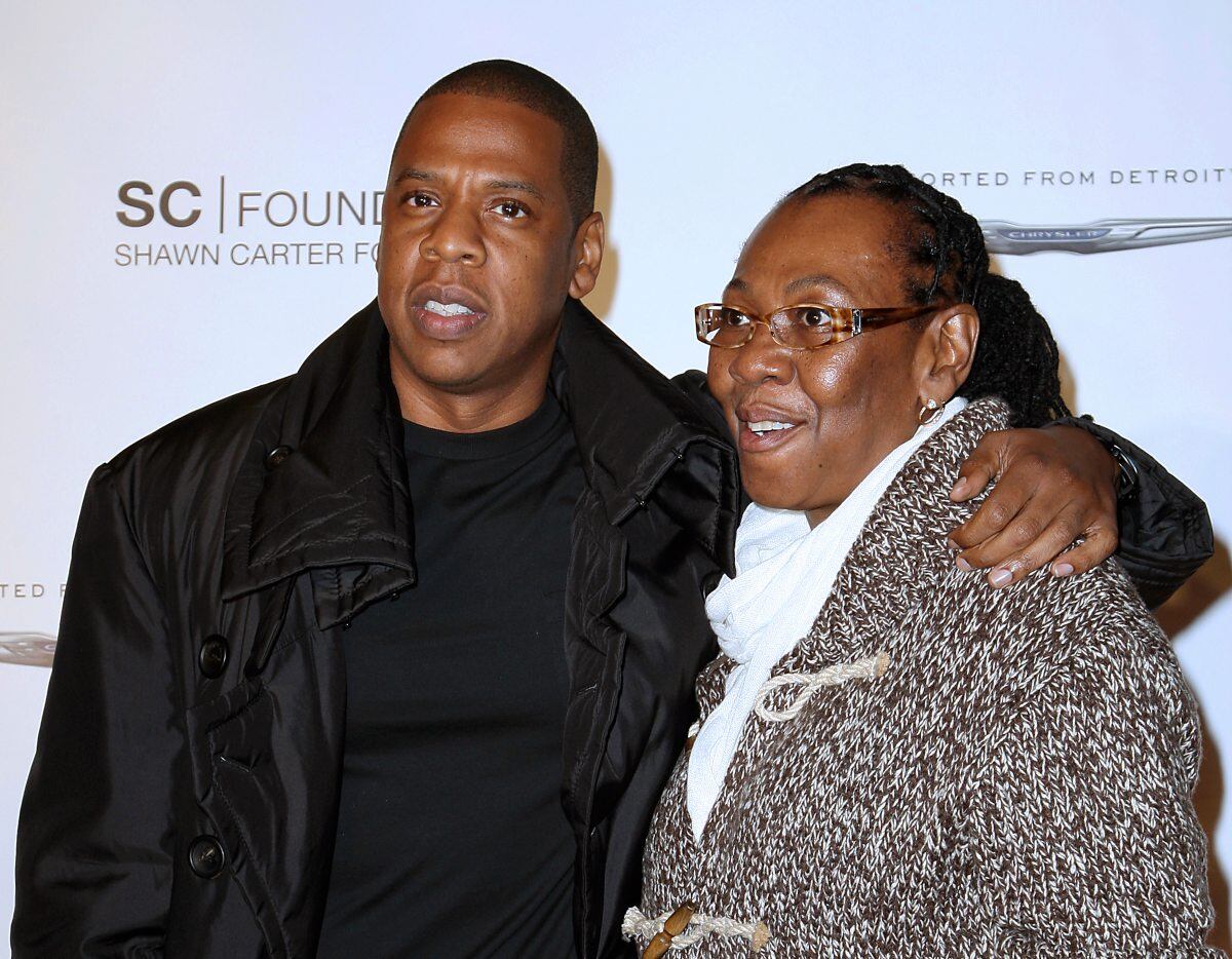 Shawn "Jay Z" Carter posa con su mamá Gloria Carter / AP