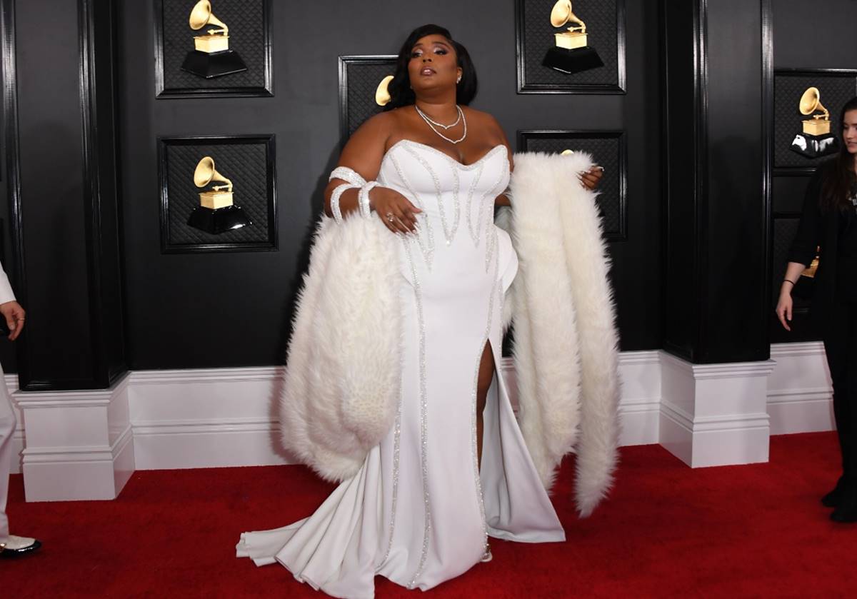 Lizzo y su espectacular atuendo en blanco de Versace para la noche de los Grammy