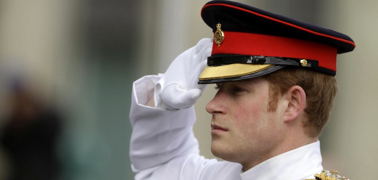 <p>El príncipe Harry de Inglaterra&nbsp;con siete meses de noviazgo,&nbsp;tiene el permiso de la reina Isabel II para proponerle matrimonio a su novia Meghen Markle. <strong>(Fotos: Archivo El Universal, EFE)&nbsp;</strong></p>
