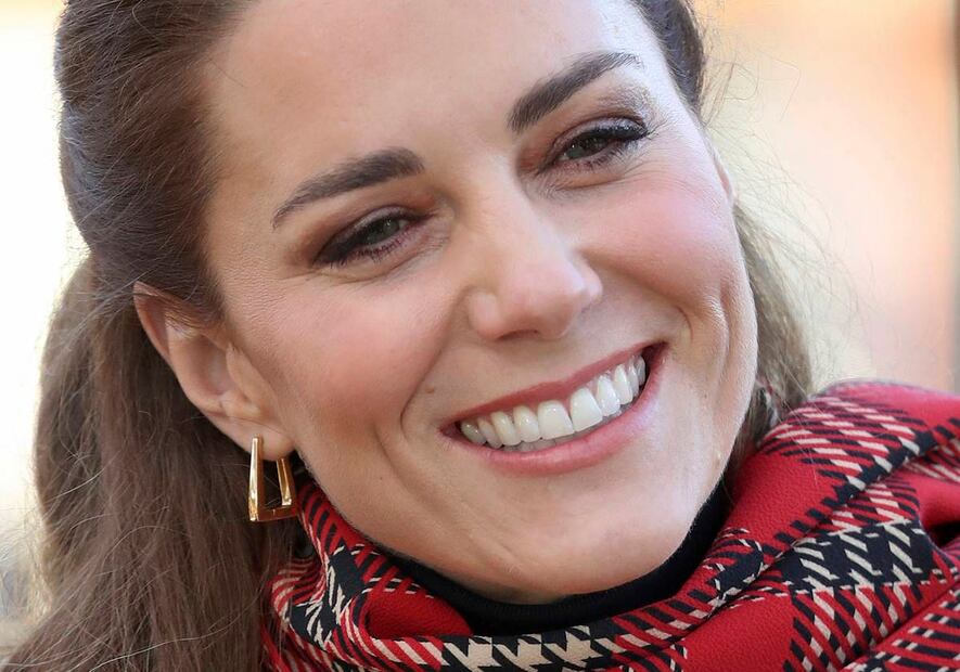 Kate y William regresan del tour real y la reina Isabel II los recibe con una gran sonrisa