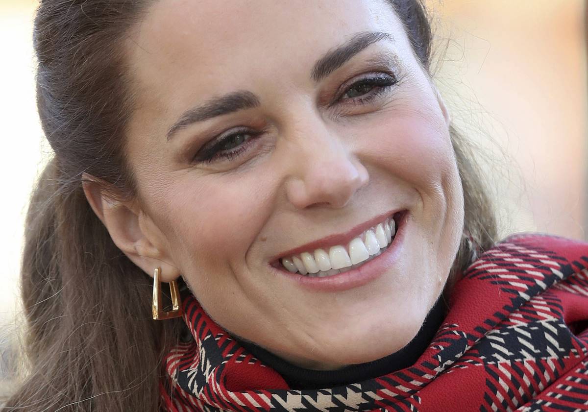 Kate y William regresan del tour real y la reina Isabel II los recibe con una gran sonrisa