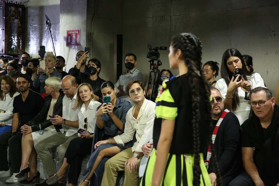 Diego Boneta y Renata Notni enamoradísimos en el Mercedes Benz Fashion Week México