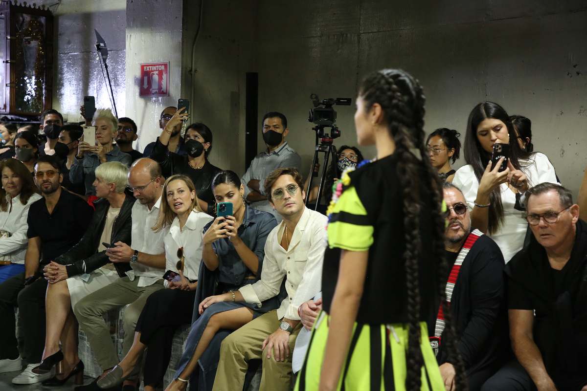 Diego Boneta y Renata Notni enamoradísimos en el Mercedes Benz Fashion Week México