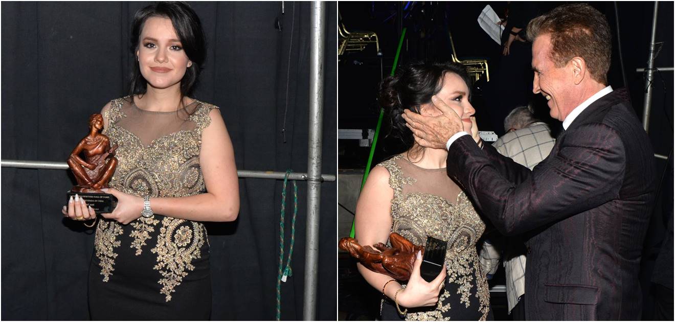 Sara Sosa, vestida de gala, recibe premio en nombre de José José
