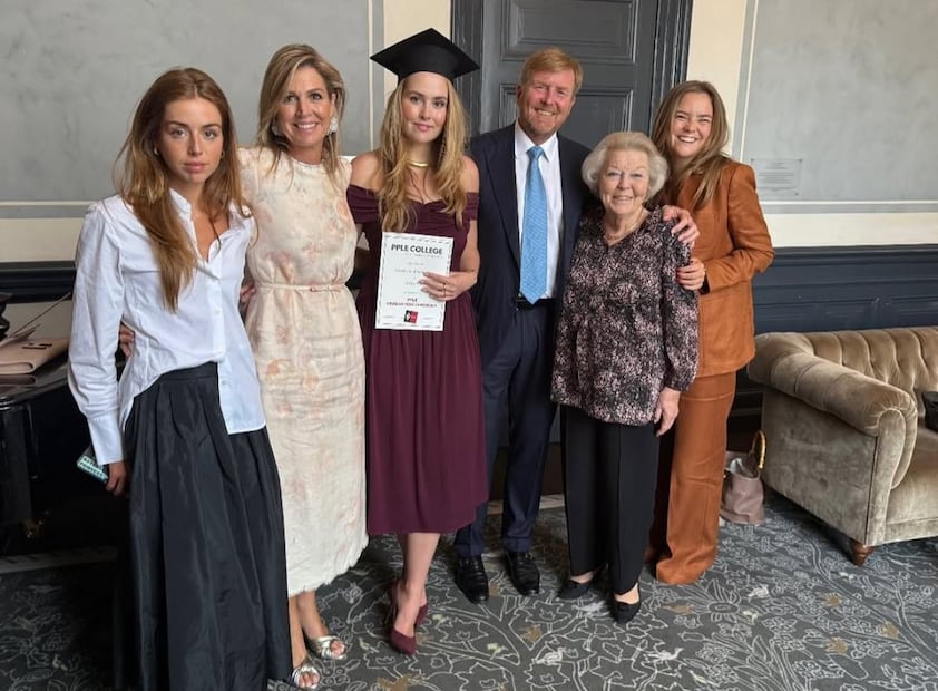La princesa Amalia de Holanda junto a su familia en su graduación / Foto: Instagram @koninklijkhuis