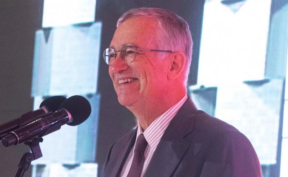 Ricardo Salinas Pliego muestra su "humilde" oficina de TV Azteca