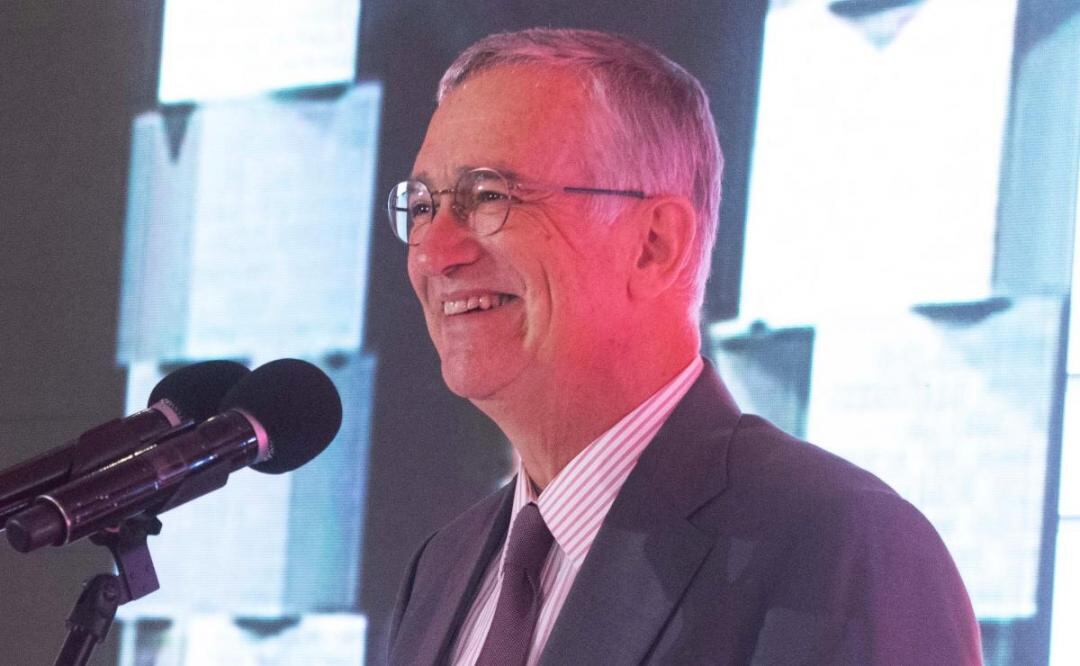 Ricardo Salinas Pliego muestra su "humilde" oficina de TV Azteca