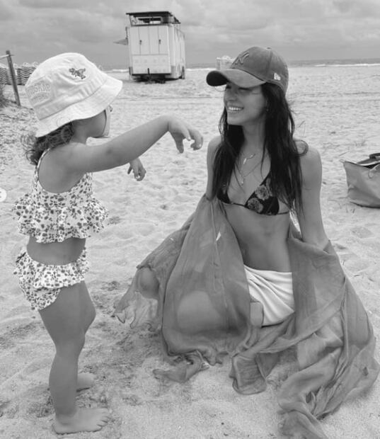 Sarah Kohan recientemente con su hija Nala en Miami / Instagram