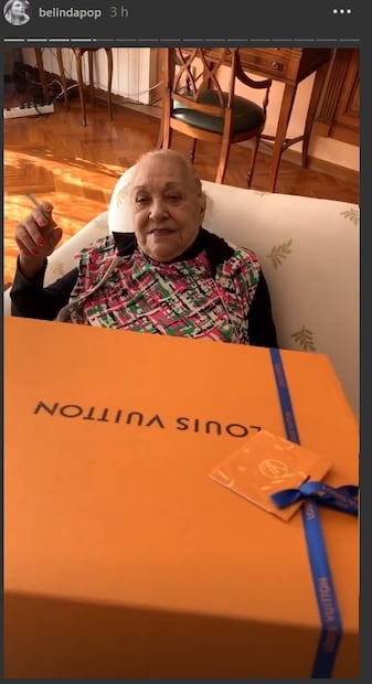 Belinda consiente a su abuelita con un lujoso bolso y presumen su lado más fashionista