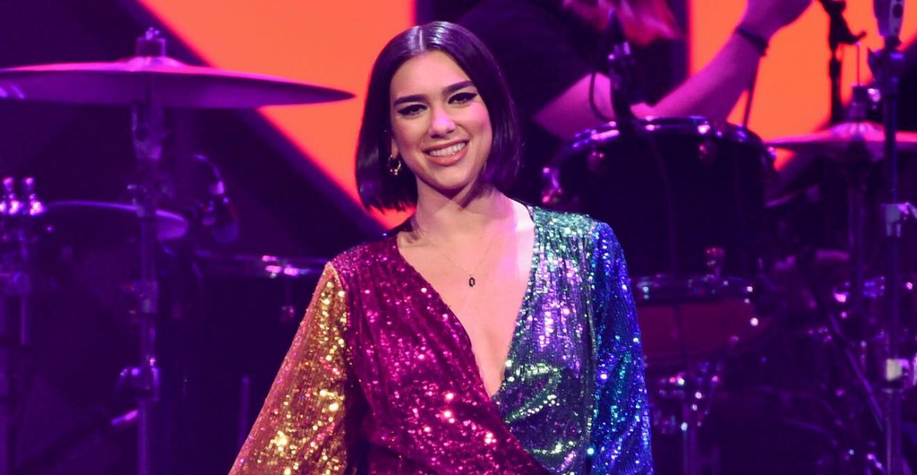 Dua Lipa conquista a millones con un short en color durazno