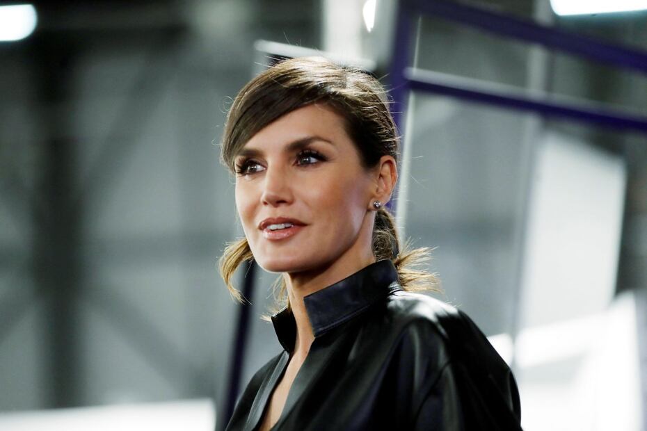 La reina Letizia de España vuelve a ser periodista en un programa de radio