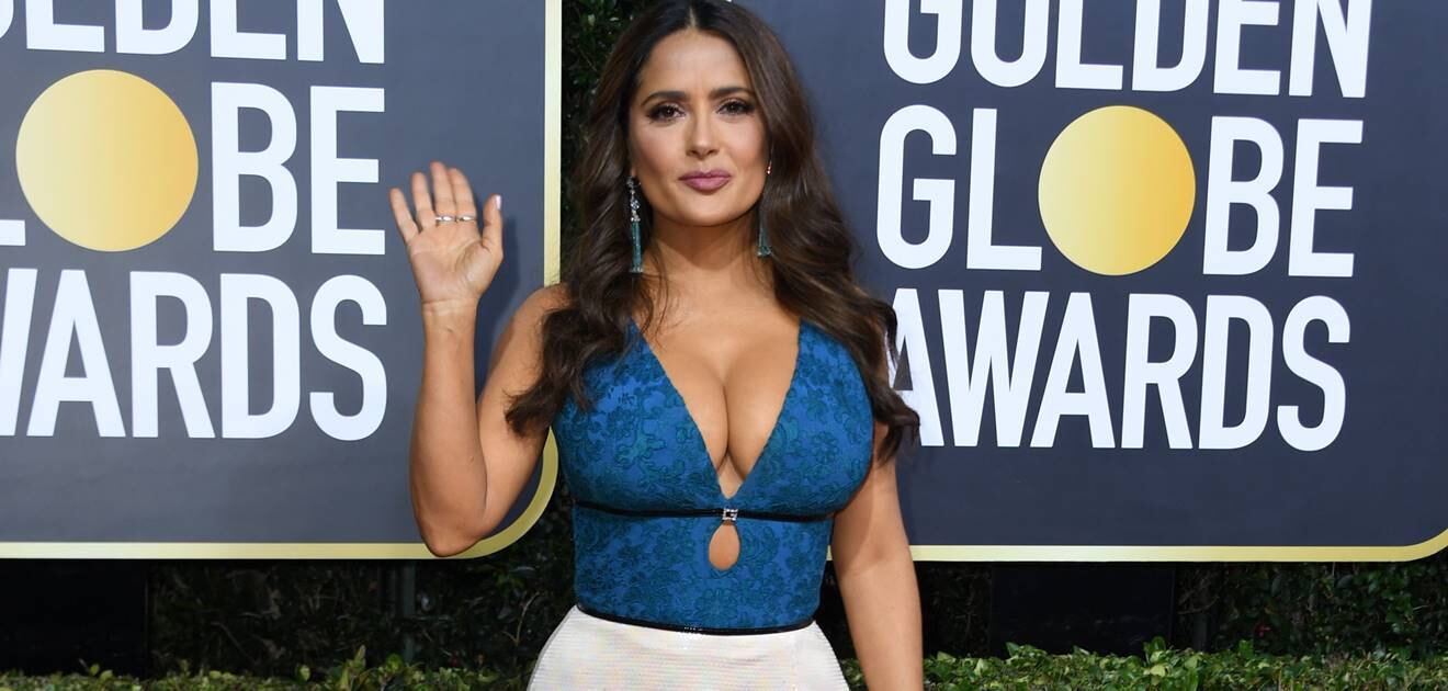 La actriz Salma Hayek en un pronunciado escote de Gucci en los Golden Globes 