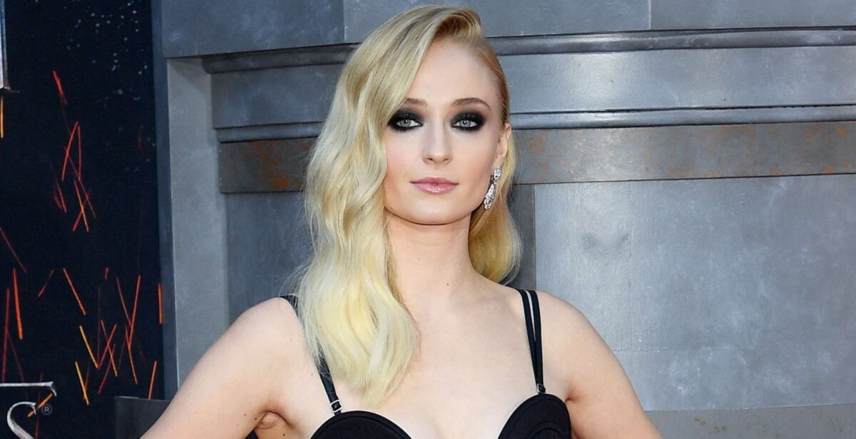 Sophie Turner es vista en pleno beso con aristócrata inglés
