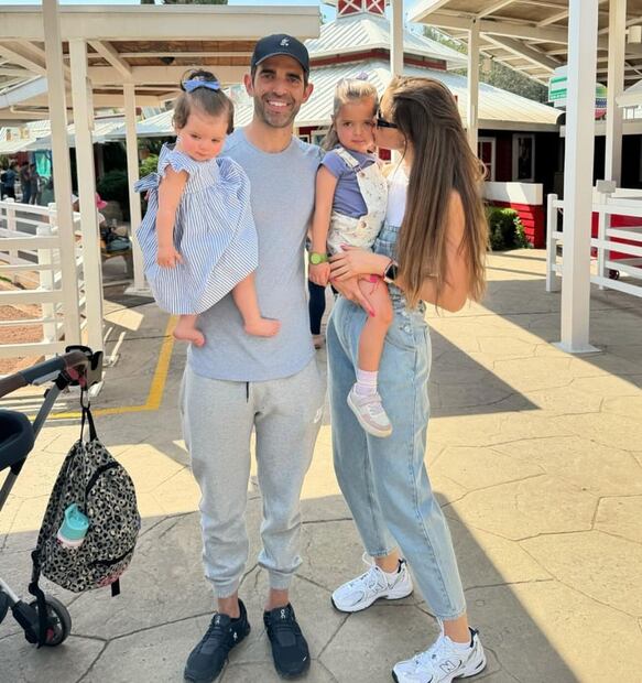 La modelo Ana Girault y el empresario Omer Cohen con sus hijas / Instagram