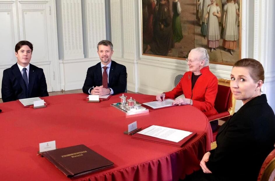 El príncipe Christian, Federico de Dinamarca y la reina Margarita en el Consejo de Estado de Dinamarca / Foto:  Keld Navntoft - Página web Kongehuset