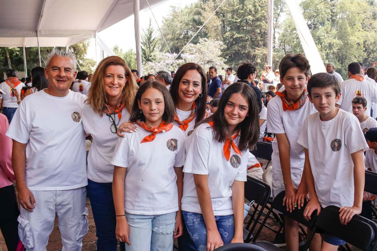 Victoriano Aja, Priscilla Hernández, Constanza , Ana Paula, Ivanna, Diego y Victoriano.  (Foto: Esteban Torreblanca)