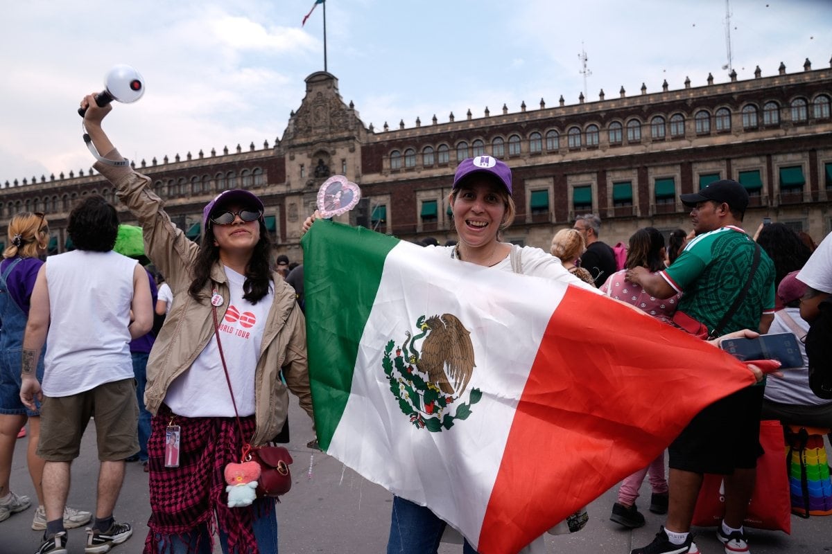 Las fans de BTS se congregaron en la plancha del Zócalo / Foto: Marco Ugarte - AP