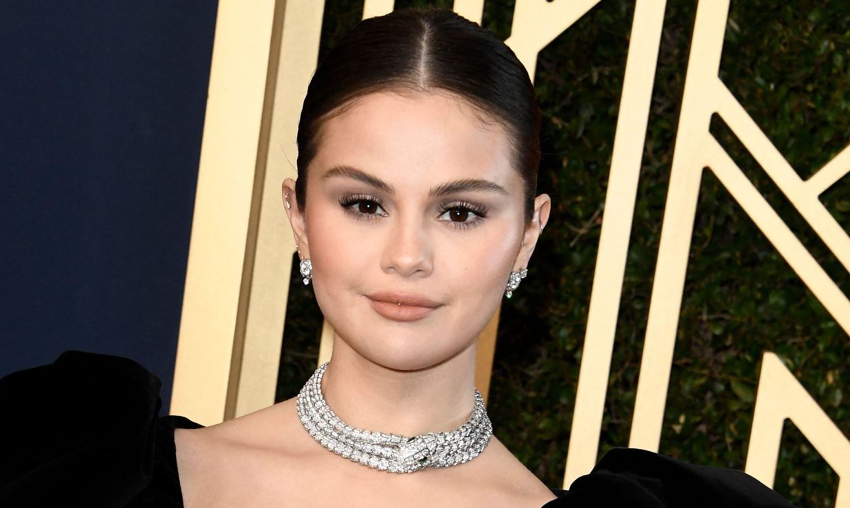 Selena Gomez sube descalza al escenario de los SAG Awards