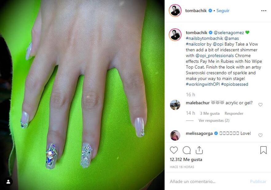 Selena Gomez impacta con uñas de Swarovski en la gala de los American Music Awards