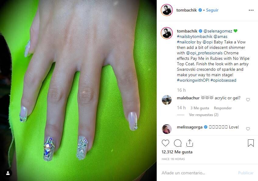 Selena Gomez impacta con uñas de Swarovski en la gala de los American Music Awards