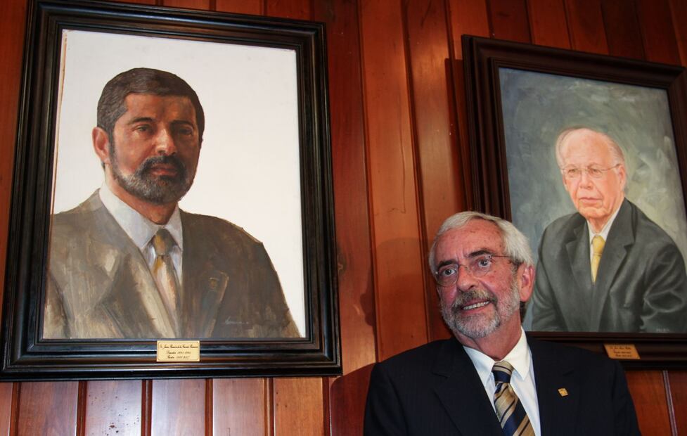 Él es Enrique Luis Graue Wiechers, rector de la UNAM
