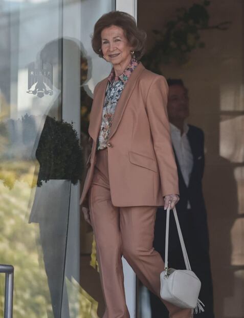 La reina emérita Sofía saliendo de la clínica Ruber Internacional de Madrid donde estuvo ingresada debido a una infección / EFE