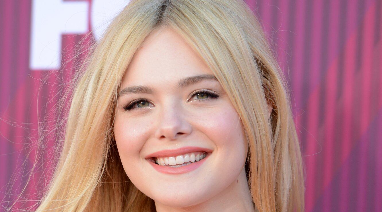 Elle Fanning y sus zapatos retro indispensables en todos los armarios