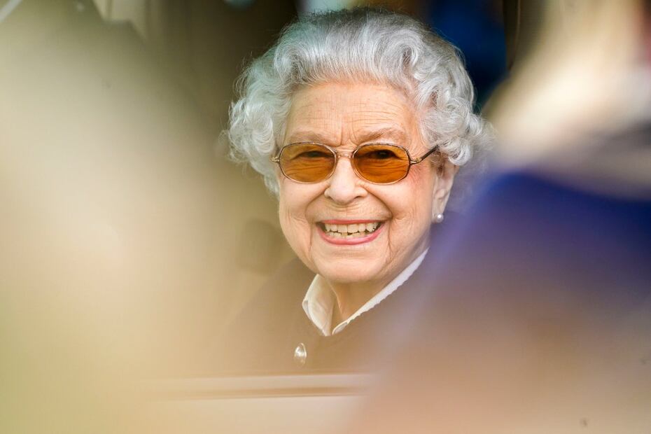 La reina Isabel II reaparece sonriente en un evento especial pese a problemas de movilidad